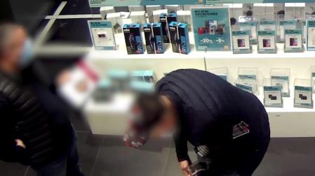 Dos personas ha sido detenidas por robar material electrónico en La Morea inutilizando las alarmas