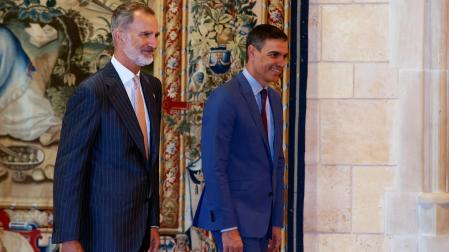 El presidente del Gobierno, Pedro Sánchez (d), y el rey Felipe VI (i) asisten a la jura del nuevo fiscal general del Estado, Álvaro García Ortiz, en el Palacio Real de La Almudaina, en Palma de Mallorca