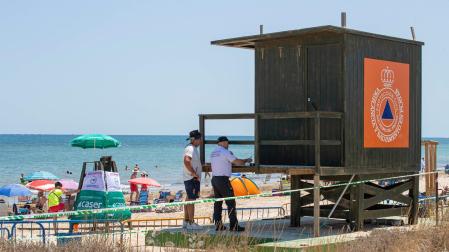 Dos trabajadores de Emergencias-Protección Civil de San Pedro del Pinatar toman medidas del puesto de vigilancia horas después de que un joven de 18 años falleciera