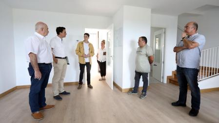 Un momento de la visita a las antiguas casas de los maestros de Ujué, hasta ahora en situación de desuso y que acaban de ser rehabilitadas por la sociedad pública Nasuvinsa