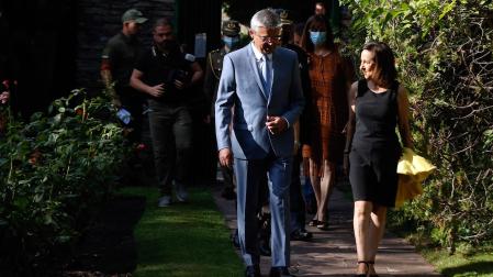 La ministra de Defensa, Margarita Robles (d), a su llegada a la embajada de Ucrania en Madrid para reunirse con el embajador de Ucrania, Serhii Pohoreltsev (i)