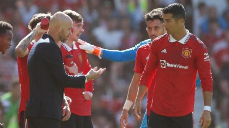 Erik ten Hag dialoga con Cristiano Ronaldo durante el amistoso contra el Rayo Vallecano