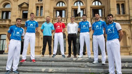 Zabaleta, Mariezkurrena II, el concejal de Deportes Martin Ibabe, Laso, el representante de CaixaBank Gaspar Guembe, Altuna III, Albisu y Ezkurdia posan delante de la fachada del ayuntamiento de San Sebastián