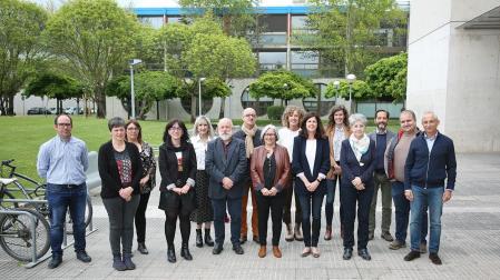De izquierda a derecha, delante: José Javier Astrain, Carmen Burgui y Mirian Neopte (CERMIN), Joaquín Sevilla, María Luz Escudero, Begoña Pérez Eransus, Sagrario Anaut y Pablo Sotés; detrás: Javier Arza, Balbina Liberal, Leyre Elizari, Manuel Arellano (CERMIN) y José Antonio Villanueva