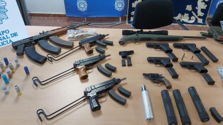 En el domicilio del detenido encontraron pistolas, revólveres, escopetas de dos cañones, una pistola de bolsillo y un subfusil de asalto AK47