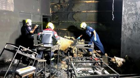 Bomberos revisan los restos del incendio de la discoteca de Tailandia