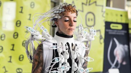 Vestido interactivo controlado a través de una interfaz cerebro-máquina