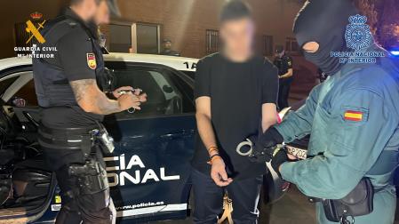 Agentes de la Guardia Civil y de Policía Nacional detienen a uno de los miembros de la organización criminal, en el marco de la operación Sanlucar/Luxur