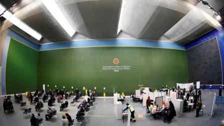 Polideportivo de la UPNA, en marzo del pasado año, con motivo de las vacunaciones. Contrataciones y sustituciones por covid elevaron el gasto en 40 millones
