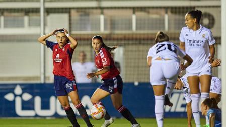 Las jugadoras navarras se lamentan tras haber marrado una triple ocasión a los setenta y nueve minutos que habría supuesto el empate parcial ante las madridistas