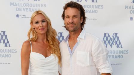 La actriz y presentadora Carolina Cerezuela, junto a su marido, el extenista Carlos Moyá, recibe el premio 'Mallorquín de Verano 2022'
