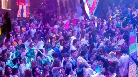 Personas bailando en una discoteca