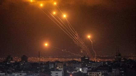 Cohetes disparados por combatientes dela Yihad Islámica Palestina en el este de la ciudad de Gaza