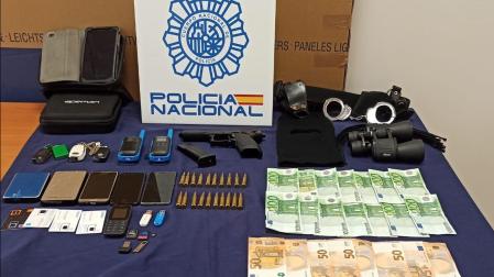 Objetos intervenidos en una operación policial contra un grupo criminal ucraniano