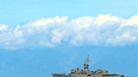 Un buque militar navega durante los ejercicios militares de la marina China en las aguas alrededor de Taiwán