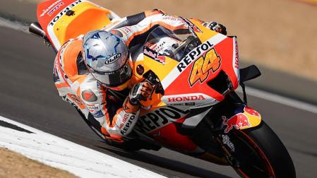 El piloto español de MotoGP Pol Espargaró, durante los entrenamientos del Gran Premio de Gran Bretaña, en el circuito de Silverstone