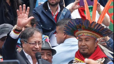 El entrante presidente de Colombia, Gustavo Petro, habla durante una ceremonia de posesión popular y espiritual con indígenas