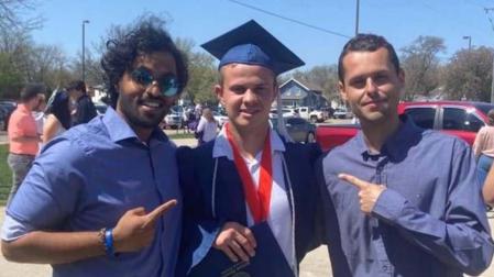 Miguel Abete Osta, en el centro, condos amigos el día de su graduación en Midland University, en Nebraska