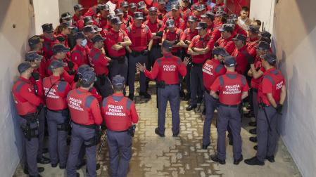 Agentes de la Policía Foral, el pasado 8 de julio en la Plaza de Toros de Pamplona preparando su servicio de seguridad para el encierro