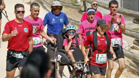 Markel Carmona, muy sonriente y rodeado de los voluntarios, tras bajar el Pilón en Falces