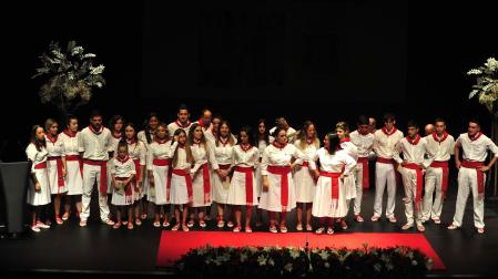 Todos los participantes en el ‘Campeón de campeones’, sobre el escenario del centro cultural de Tafalla