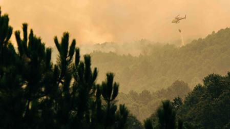 Medios aéreos trabajan este domingo para sofocar el fuego declarado el pasado viernes en Santa Cruz del Valle, en Ávila