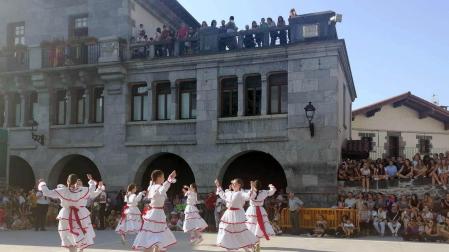 LEITZALos dantzaris txikis del Aurrera realizaron una exhibición de bailes