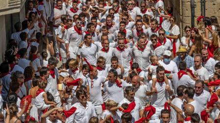 Hombro con hombro y bajo un sol que no dio respiro, las 20 filas de la Pañuelada completaron el recorrido