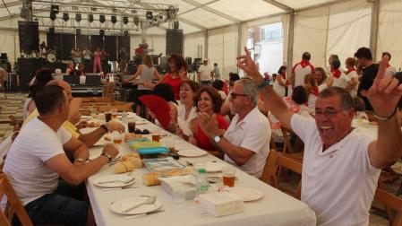 Una de las muchas cuadrillas de amigos que se reunieron en la carpa para degustar la comida