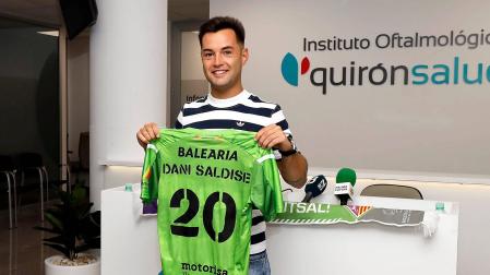 El ala-pívot de Irurtzun Dani Saldise muestra la camiseta que lucirá esta temporada con el Palma Futsal
