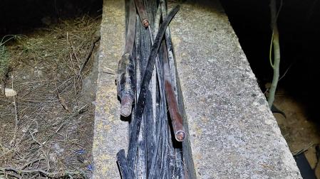 Detalle de uno de los tramos de cable cortados en la línea de alta velocidad afectada