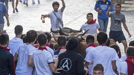 Imagen de la barricada ubicada en la plaza Santiago en el encierro. Los hechos han ocurrido en la calle Mayor