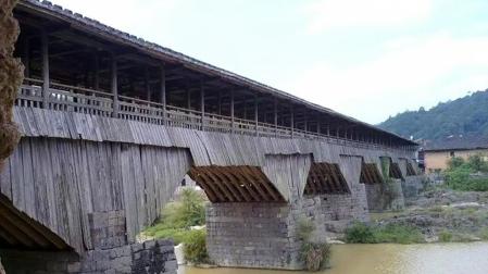 imagen del puente de Wan'an antes de ser devorado por las llamas