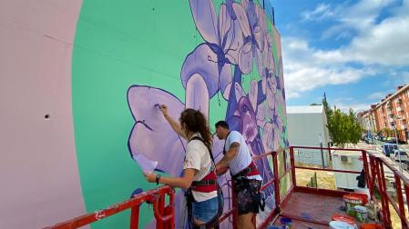 El mural artístico del frontón de Mendillorri es un original de la empresa Deltadec