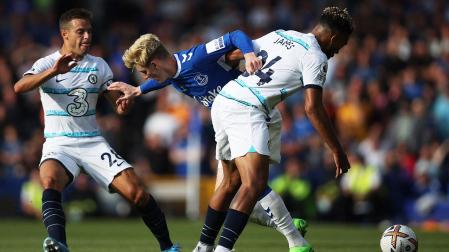 Azpilicueta y su compañero, James, tratan de frenar al jugador del Everton, Anthony Gordon durante el primer encuentro de la Premier