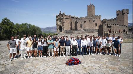 Directivos, técnicos y futbolistas del primer equipo masculino y femenino posan ante el castillo de Javier