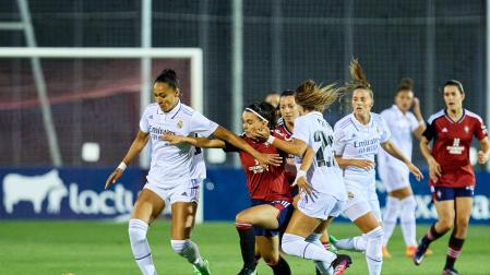 La brasileña Kathellen Sousa conduce el balón, en presencia de Maitane Vilariño y Athenea del Castillo, en el partido del viernes