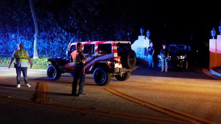 Agentes de policía y del servicio secreto montan guardia a las puertas de la residencia de Donald Trump en Florida durante el registro
