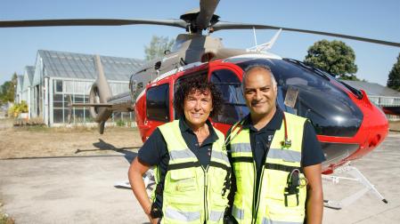 Elena Yanguas y Clint Jean Louis, enfermera y médico de emergencias del SNS-Osasunbidea, junto al helicóptero medicalizado en la base de Miluze