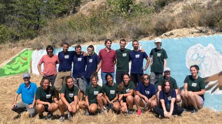 El director gerente del Instituto Navarro de Juventud, Carlos Amatriain, con el grupo de jóvenes que realizan voluntariado en el monte Ezkaba