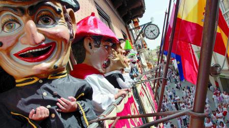 Los cabezudos de la comparsa de Sangüesa, en el balcón municipal en la despedida de fiestas de 2019