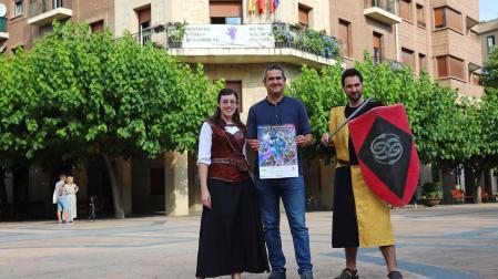 María Muñoz, José Antonio Beloqui e Iván Pérez en la presentación. Muñoz y Pérez se vistieron a tono con la temática de cuentos y leyendas de las jornadas
