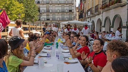 Familias y cuadrillas asistieron a la comida que tuvo lugar en la plaza de Santiago