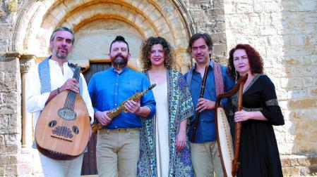 Los componentes de Zorongo, junto a la ermita de Badostáin