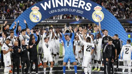 Los jugadores del Real Madrid, con el trofeo de campeones de la Supercopa de Europa