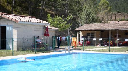 Imagen de la piscina renovada de Javier
