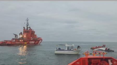 Efectivos de Salvamento Marítimo intentan recuperar el pesquero Zara y Samuel que está semihundido