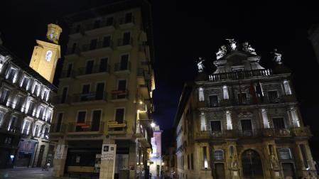 El Ayuntamiento de Pamplona iluminado ayer por la noche.