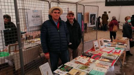 Libreros en la Feria del Libro celebrada en Urroz Villa con motivo del Día del libro.