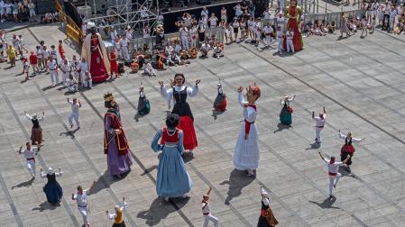 Los dantzaris de Ibai Ega bailan la jota junto a los gigantes